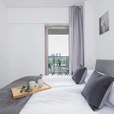 Charming With Parking In By Renters Apartamento Katowice
