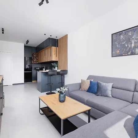 Charming With Parking In By Renters *