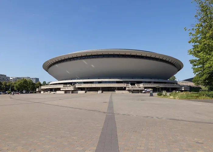 Charming With Parking In By Renters *